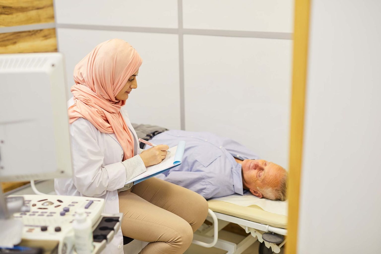 arab-nurse-filling-in-patients-form-UAZ8ENV-1536x1024