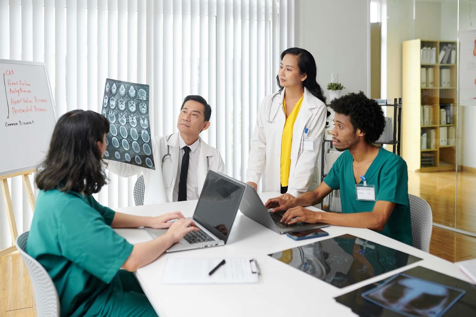 team-of-doctors-discussing-x-ray-image-8K8Y7LL-1536x1024